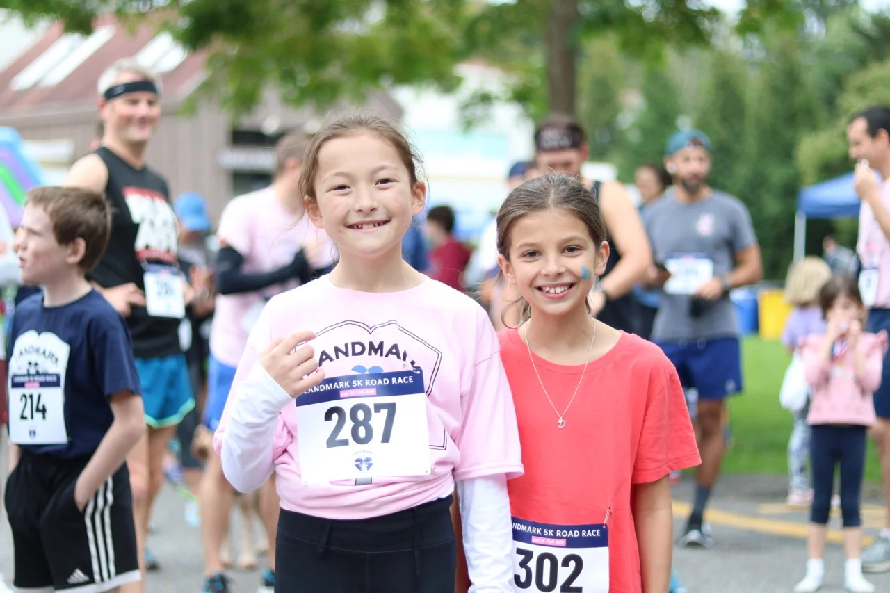 students at 5k road race during homecoming